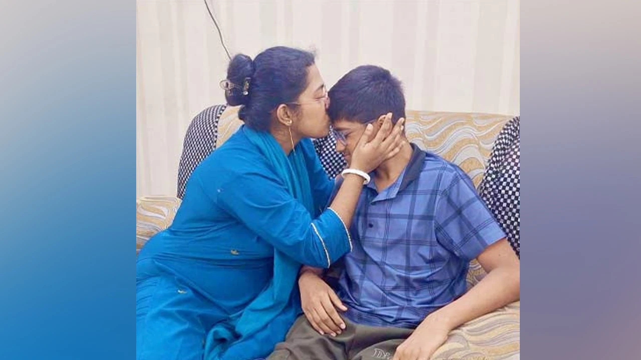 নিখোঁজ স্কুলছাত্র সৌরভ দাস শান কে পরিবারের কাছে হস্তান্তর